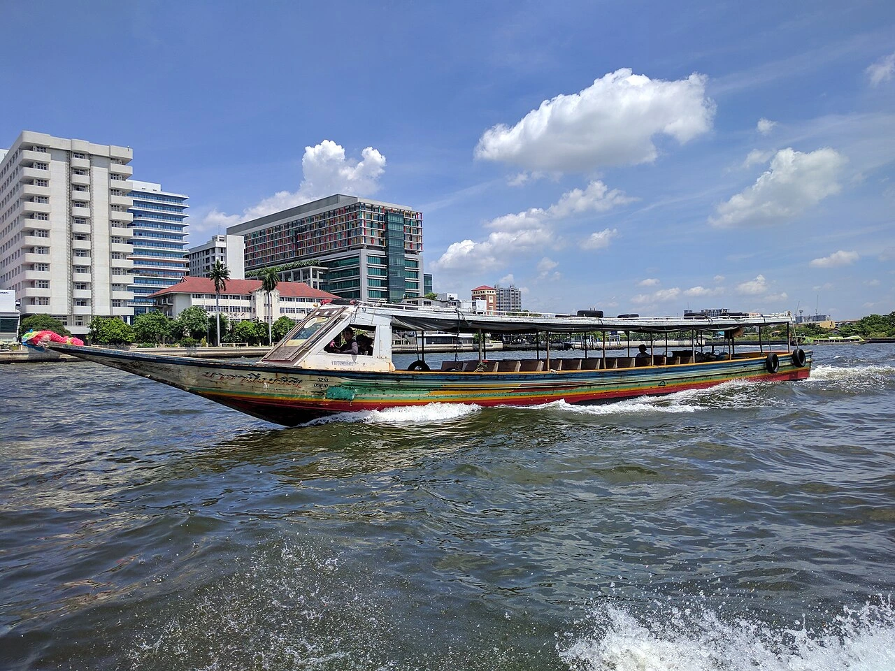 湄南河渡船与城市河岸