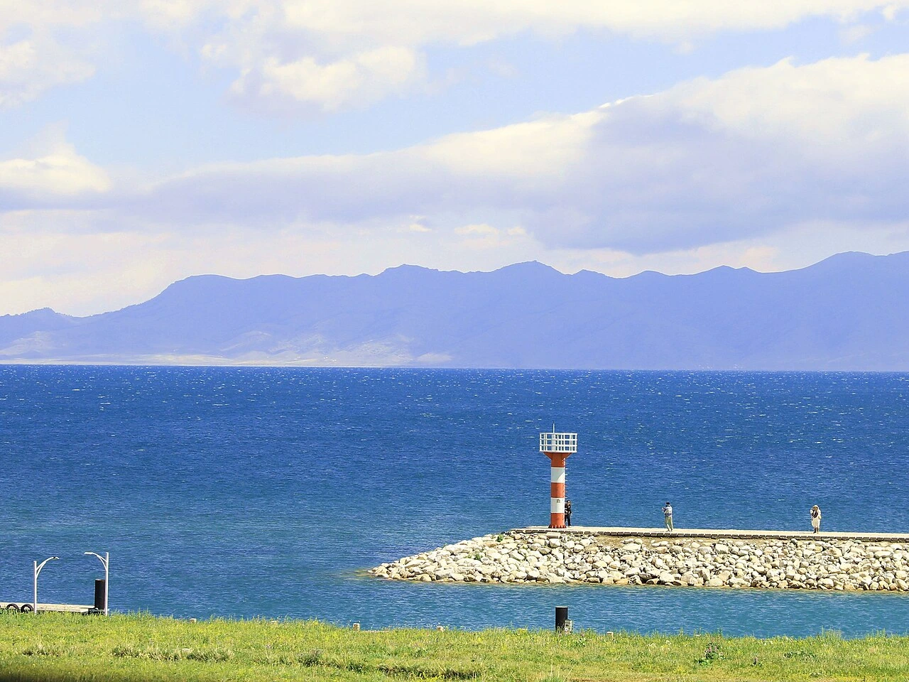 赛里木湖湖岸
