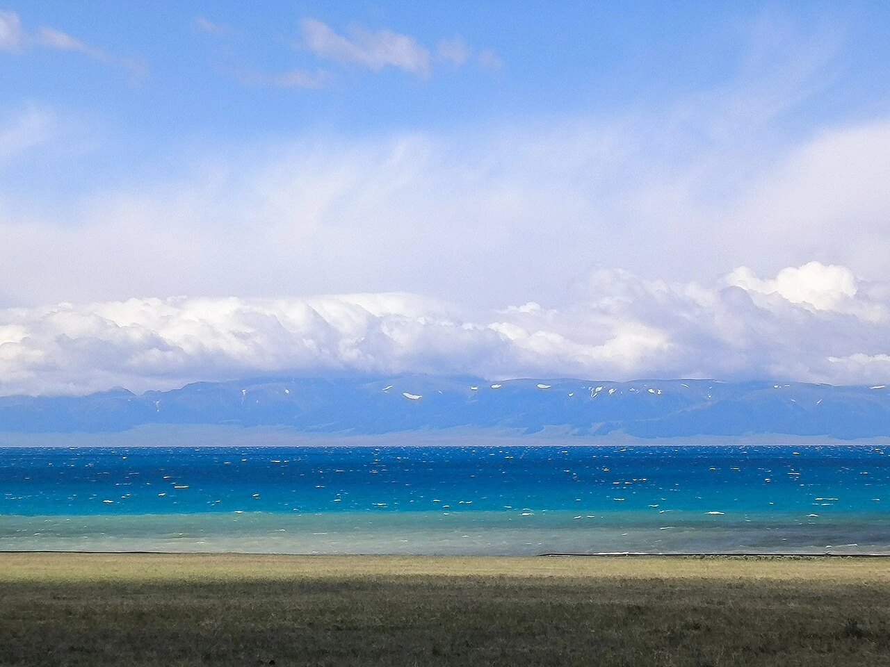 赛里木湖与远山