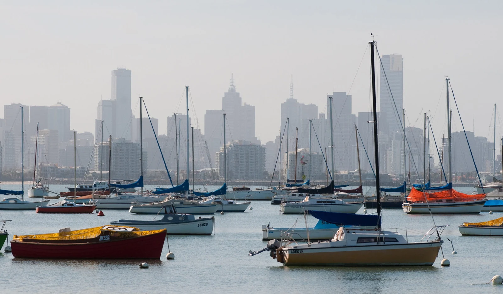 St Kilda 海湾帆船与墨尔本天际线