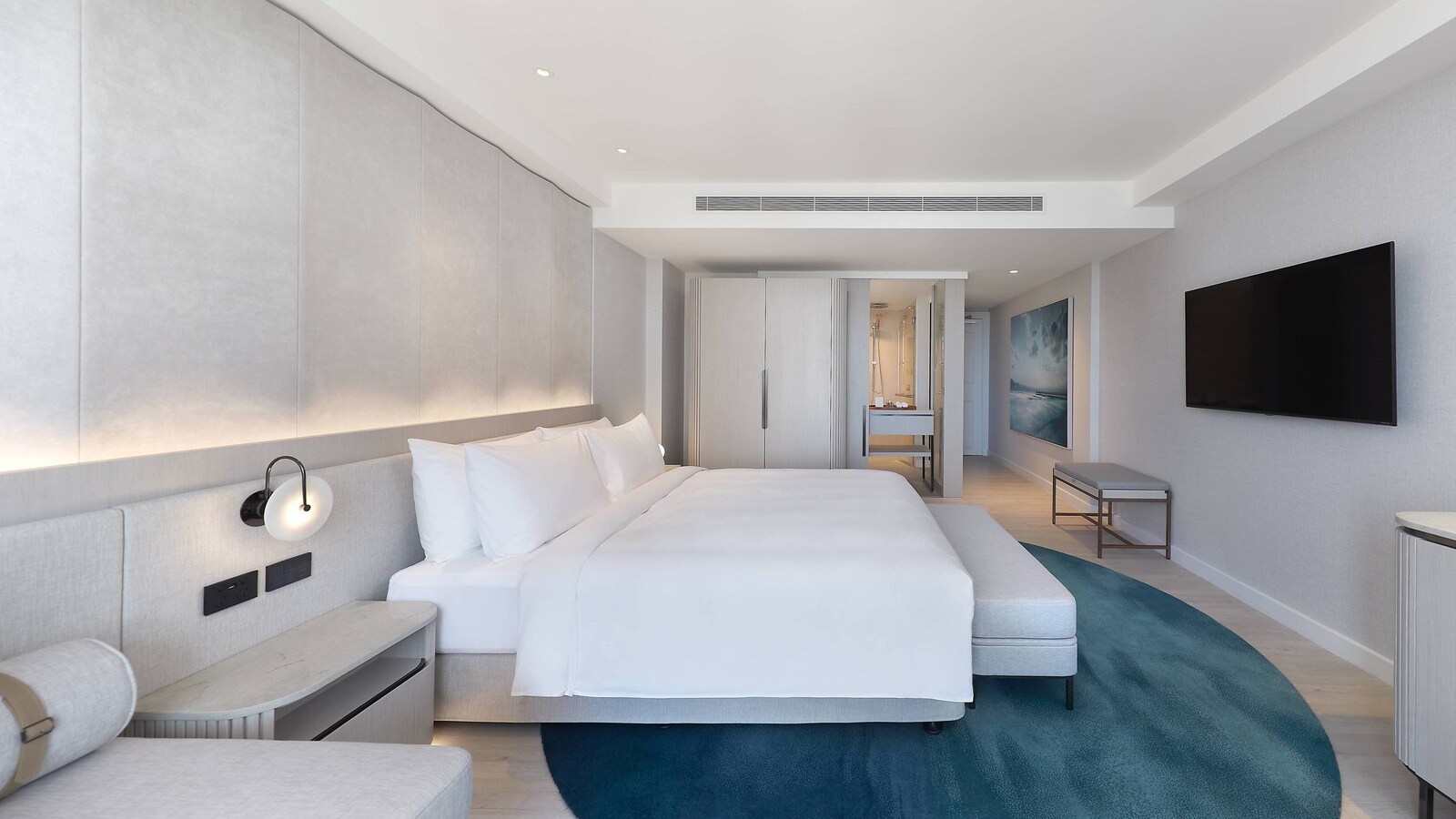 JW Marriott 大床客房实景;景观以所订房型为准 JW Marriott 大床客房实景;景观以所订房型为准